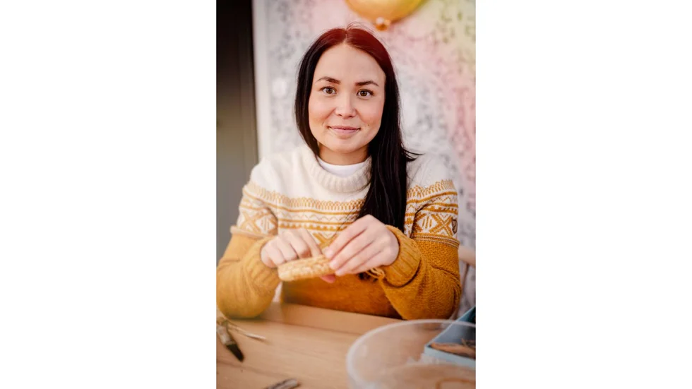 Leila Nutti får stipendiet för sitt arbete med samisk rotslöjd.