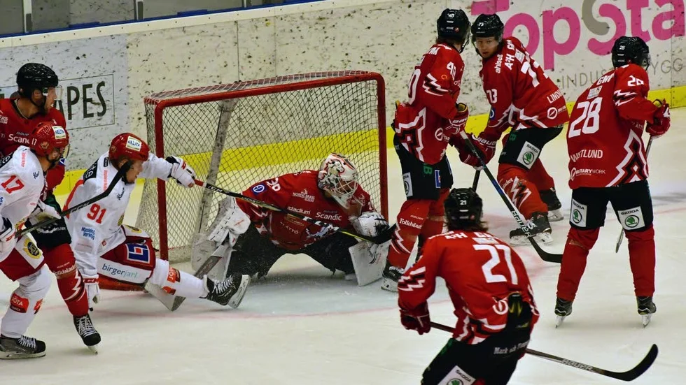 Platt fall. Almtuna i ett av få ordentliga anfall i matchen mot Vita Hästen, som vann med stora siffror.