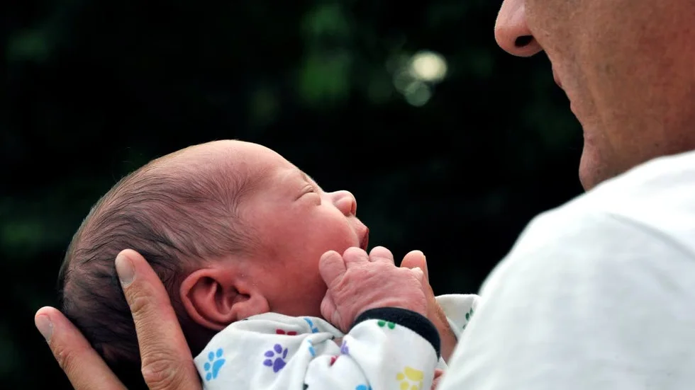Vaccin. Vaccinationen kan påbörjas efter sex veckors ålder.