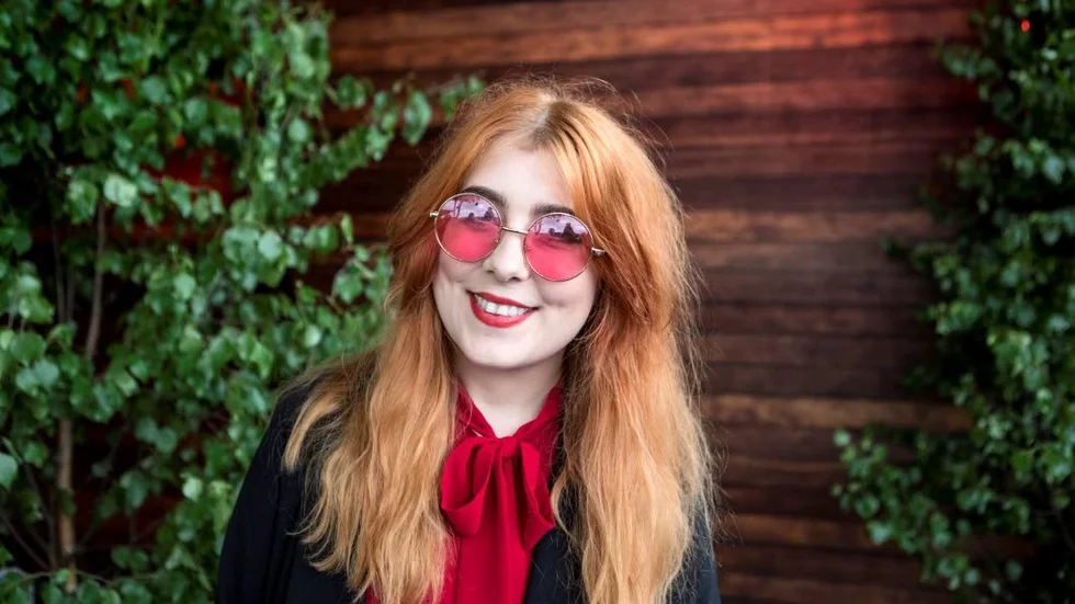 Linda "Miss Li" Carlsson har en hektisk sommar. Samtidigt som hon turnérar jobbar hon med att färdigställa sitt nya album.