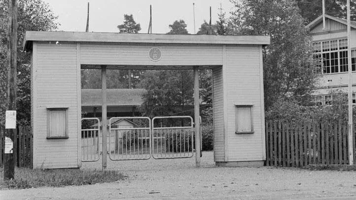 Rivning. Den gamla dansbanan och serveringsbyggnaden i Folkets Park revs sommaren 1967.