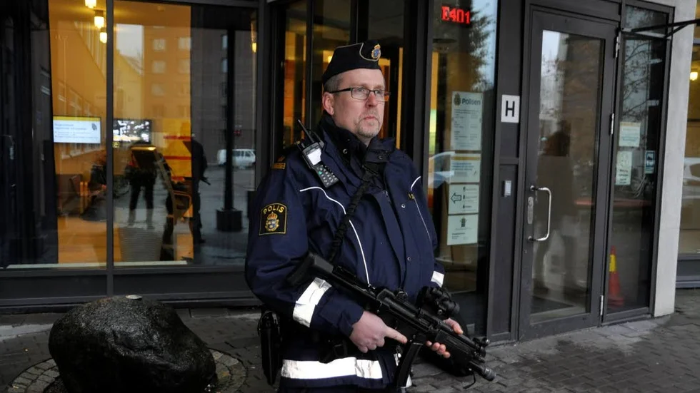 Vakt utanför polishuset. På tisdagen hade en person anhållits efter sprängdådet.
