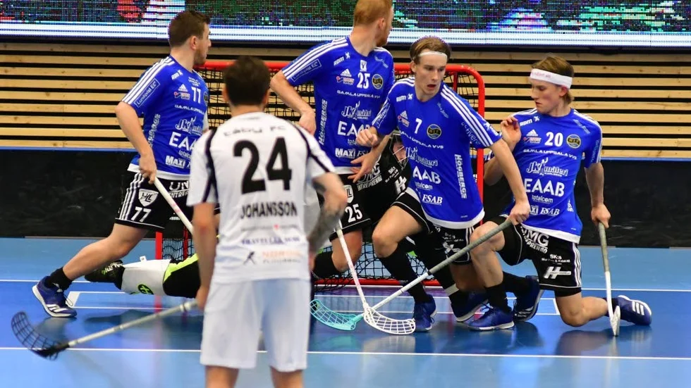 Mål igen. Täby gjorde sex mål i första perioden, här ett av dem i samband med ett frislag.