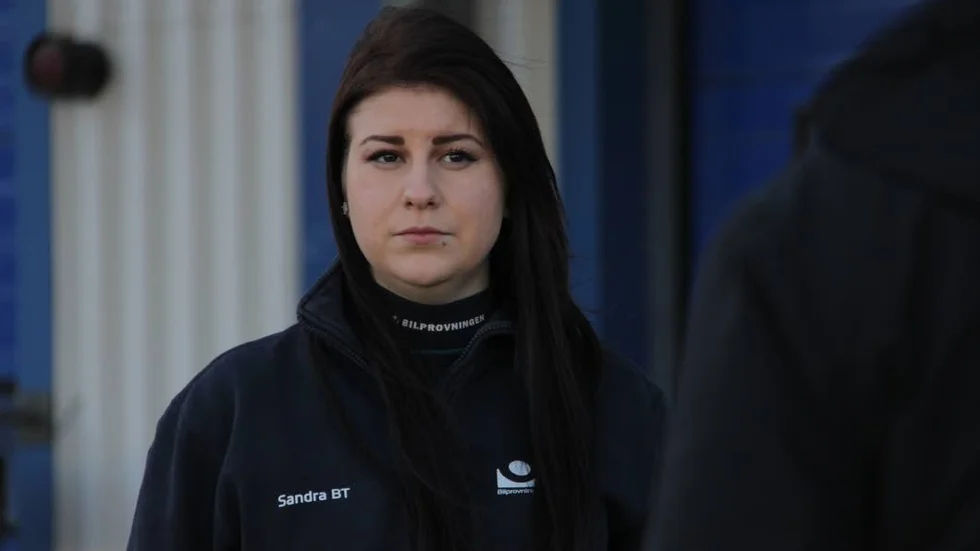Sandra Kvarnström från Enköping besiktigar bilar i femmans serie Vägens hjältar.