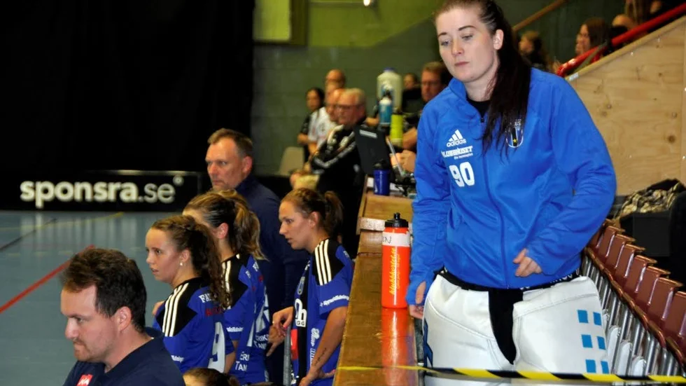 Utbytt. Emelie Cohen följde matchen från läktaren bakom Siriusbänken efter att hon blivit utbytt.