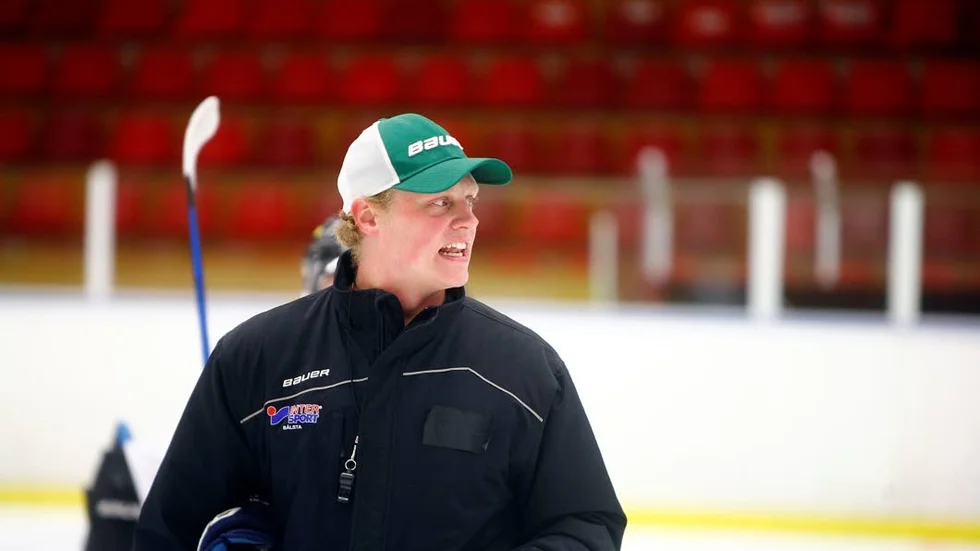Upptakt. Alla tränare från lagen i Hockeyettan träffades under tisdagen i ABB Arena. Däribland ESK:s Robert Kimby.