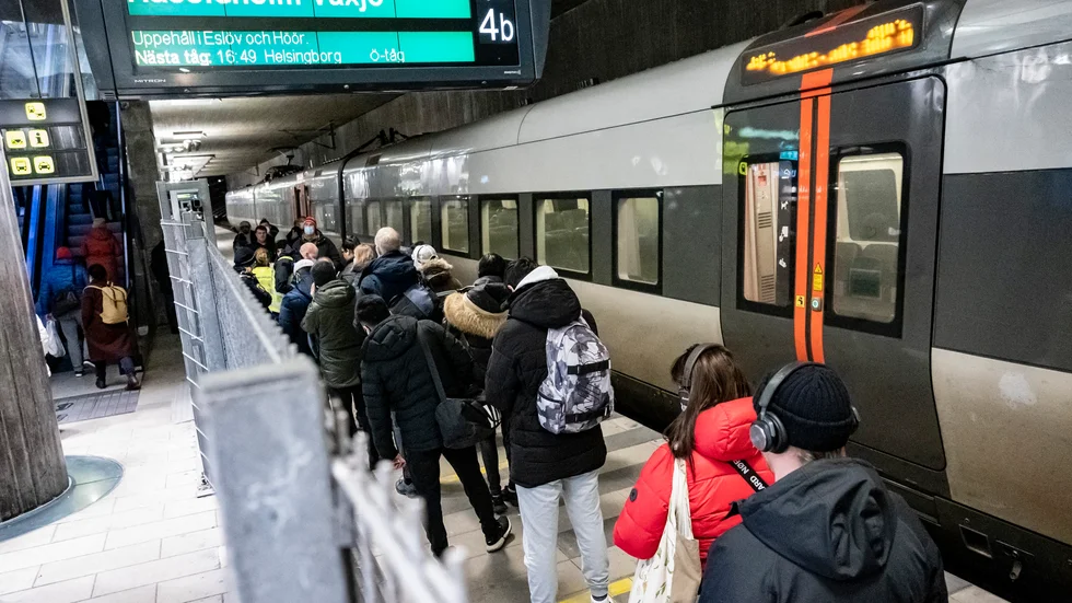 Resenärerna kan vara många och tågvärdarna få.

