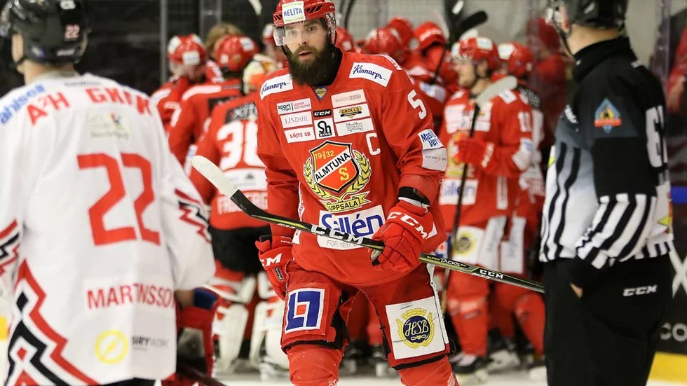 Måljubel. Almtuna har just gjort 2–1 mot Vita Hästen och hela laget jublar utom lagkaptenen Per Svensson som verkar ta det hela med ro.