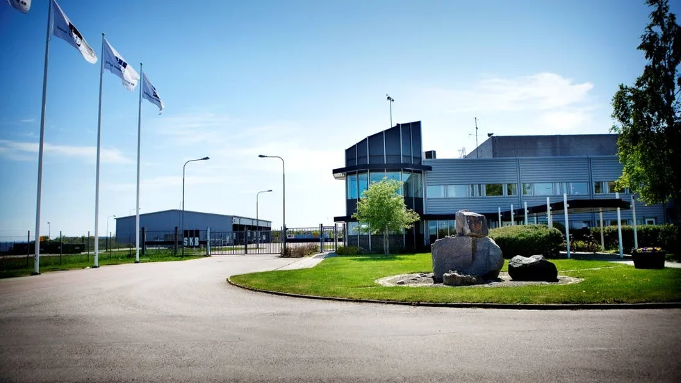 SKB:s kontor i Forsmark. Bolaget anser att beslutet är en kraftig höjning av avgifterna som inte är nödvändig, vilket inte stämmer med Strålsäkerhetsmyndighetens uppfattning.