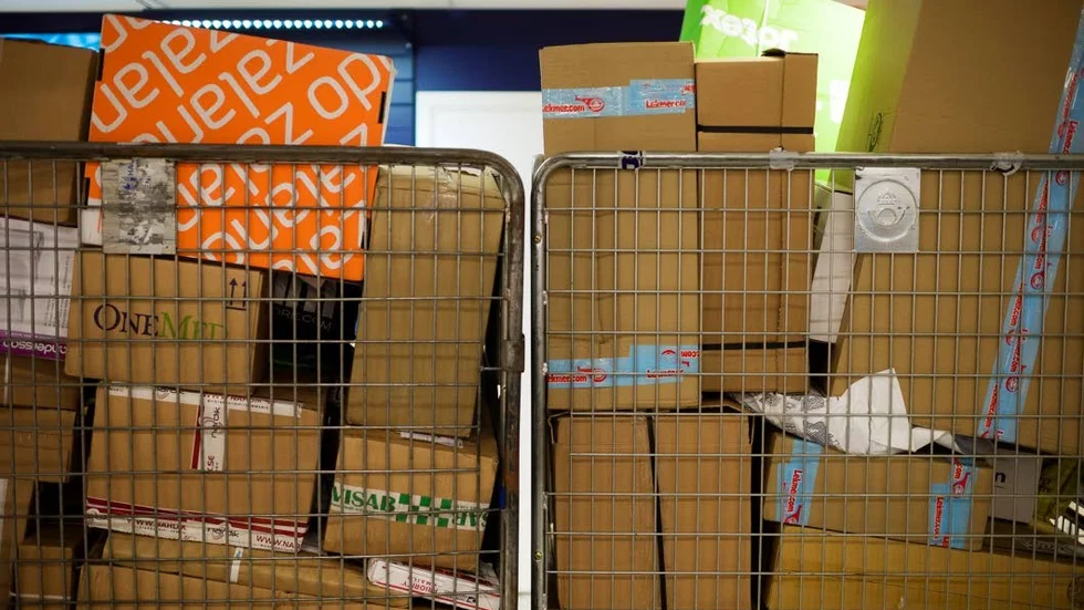 Knark. Ett paket misstänks innehålla narkotika.