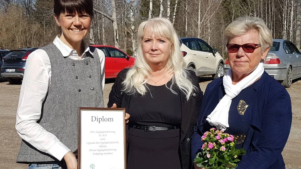Lisa Ekehult ordförande i Altuna bygdegårdsförening, Lis-britt Eriksson ledamot styrelsen och Ingrid Tamm kassör tog emot priset som årets bygdegård.