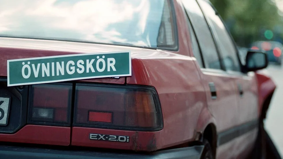 Förslag från Åke "Tråk" Svensson: förbjud all privat övningskörning innan dess eleven gått åtminstone tio lektioner i en riktig trafikskola.