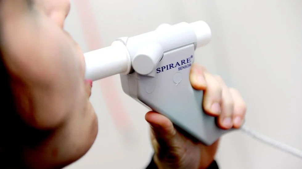 ”Alla vårdcentraler måste ha tillgång till adekvat och modern spirometriutrustning med vilken man kan genomföra en snabbscreening vid symtom på KOL.”