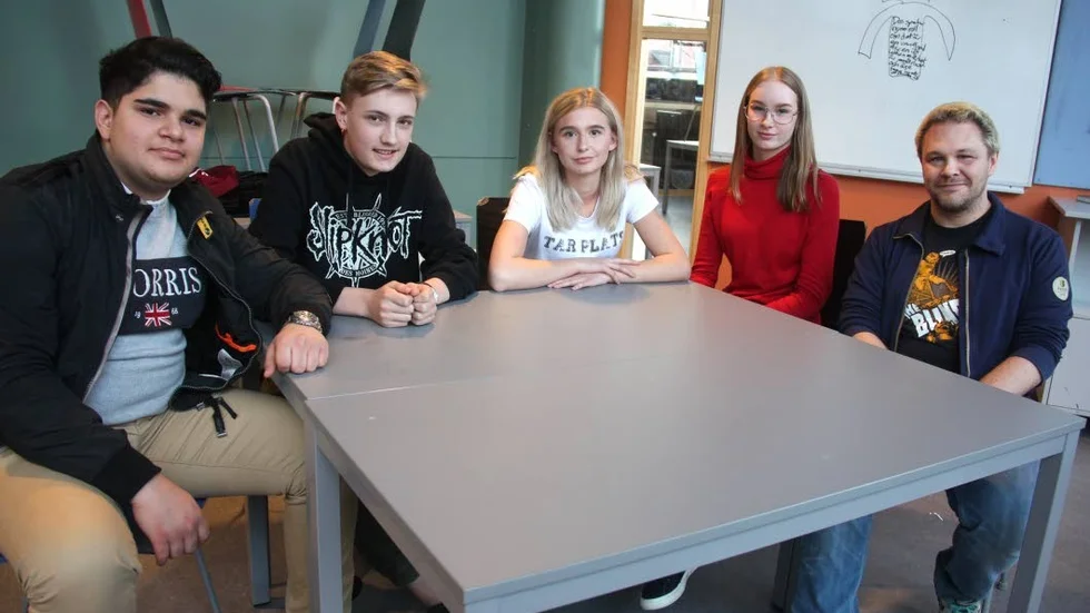Diskuterar. Jaffar Zead, Oskar Vågberg, Ellen Marin, Linnéa Eriksson och Viktor Edström snackar om tjejer, killar, språk och kränkande beteenden.