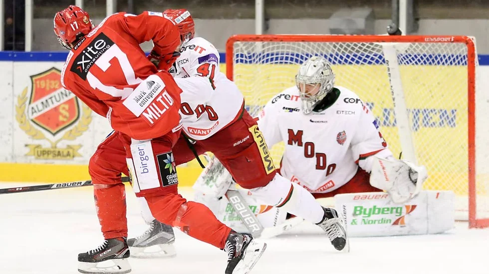 Avgörandet. Oscar Milton har lurat ett par Modospelare och lyfter in 4–2-målet bakom Erik Hanses i Modokassen.