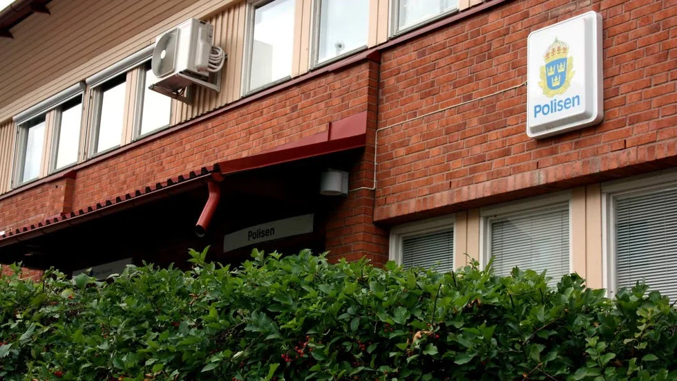 Polisstationen. Mannen hade tidigare varit på polisstationen för provtagning.