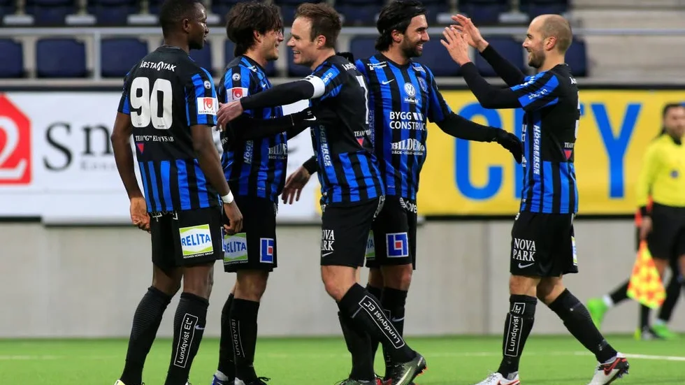 Alexander Nilsson (tvåa från höger) firar ett mål med lagkamraterna i Sirius.