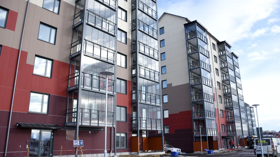 Fjällblicken består av 47 lägenheter fördelat på två hus med åtta våningar. 