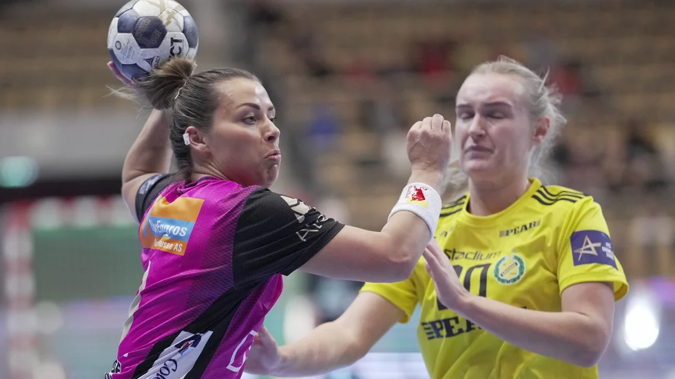 Norska stjärnan Nora Mörk anfaller i Champions League-match mellan gruppspel Sävehof och Vipers Kristiansand i början av året. Arkivbild.