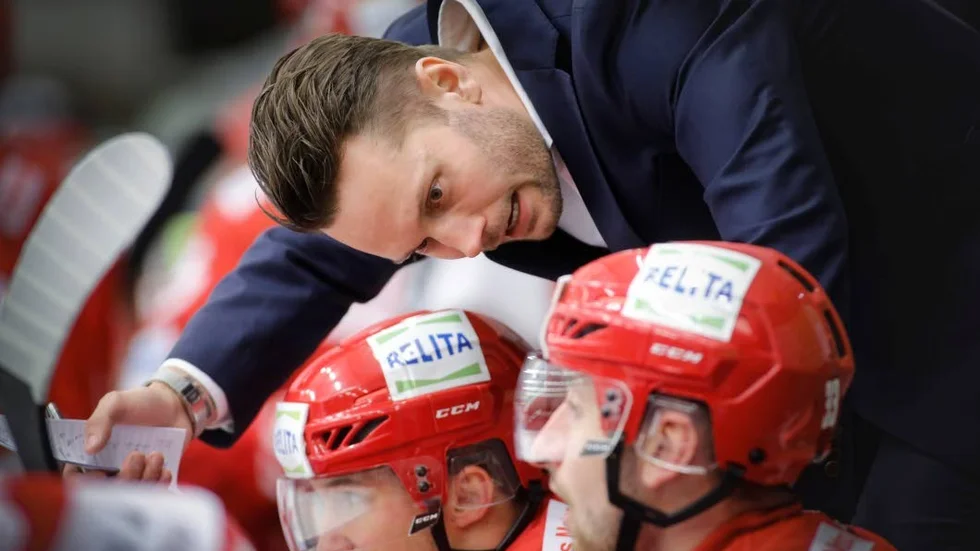 Almtunatränaren Martin Gudmundsson i samspråk med spelare under en match mot Västervik förra året.