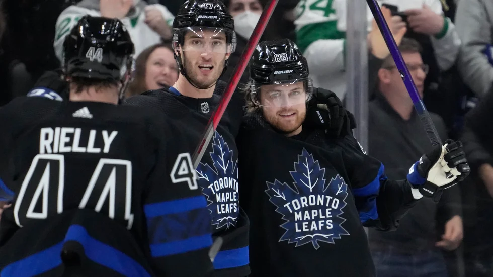 Torontos Pierre Engvall (mitten) avgjorde mot New Jersey.