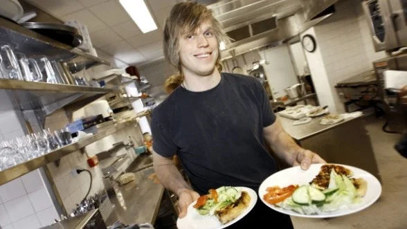 Martin Broström är en av flera studenter som driver sommarrestaurangen på Västgöta nation.