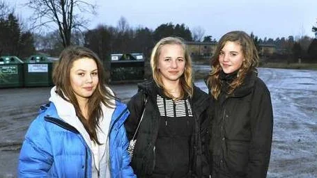 Frida Huss, Emma Hedlund och Julia Melin välkomnar en graffitivägg.