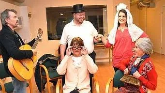 Snart är det premiär. Bakre raden frv Anders Åkerblom, Roger Berglund och Elin Andersson. Framför dem Catharina Bouveng och Sussie Berglund.