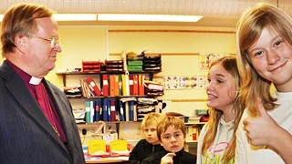 Ebba Diamant gav biskopsbesöket tummen upp. I bakgrunden diskuterar biskopen med Hedvig Keller.