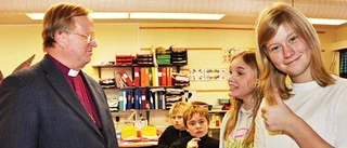 Cool biskop besökte sjätteklass