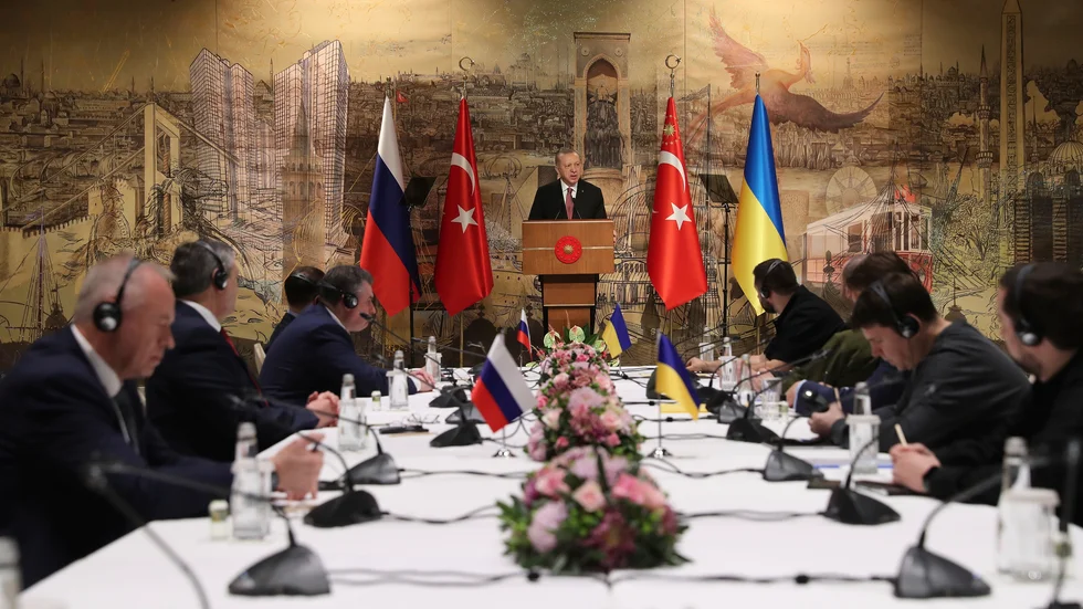 Turkiets president Recep Tayyip Erdogan höll ett välkomsttal till delegationerna från Ryssland och Ukraina.
