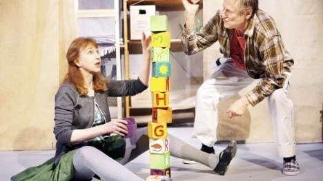 Panikteatern "En fot i taget" med Maud Nyberg och Ronald Brandel.