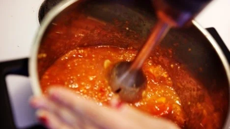 Mikaela Östman lagar mat med säsongens varor. Här tomatsoppa på färska tomater.