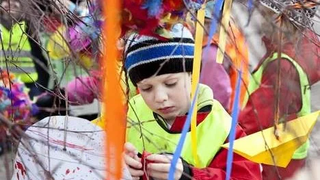 Erik Hjortsäter, 5 år, leker med påskpyntet.