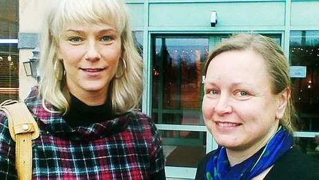 Paula Lindqvist Grinde och Miriam Eriksson tror att politiker, tjänstemän, vårdpersonal med flera tillsammans ska få ner droganvändningen i kommunen.