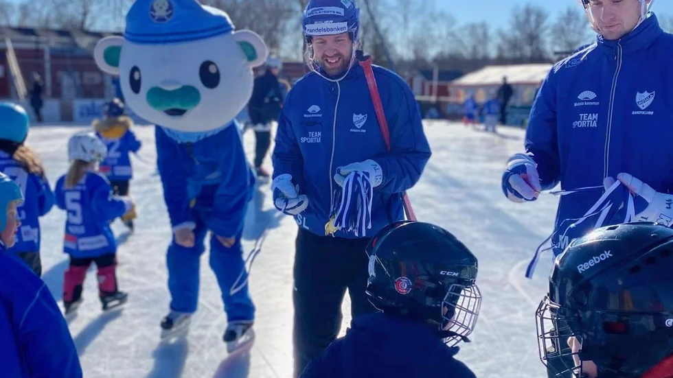 IFK Motala Bandy anordnar många aktiviteter för att fler ska få känna på isen. Det leder till att fler får upp ögonen för sporten.