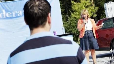 Justitieminister Beatrice Ask talar vid Stenhagens kulturcentrum.