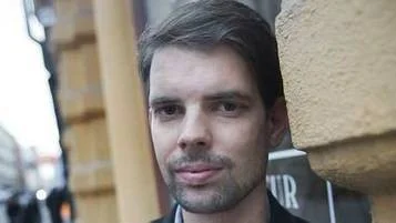 Romanförfattare, bloggare, krönikör... Nu kan Alex Schulman lägga till titeln filmarbetare på sitt visitkort.