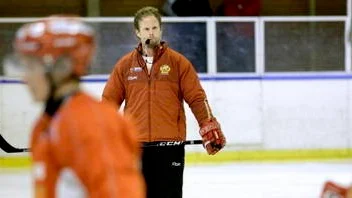 AIS tränar inför säsongspremiären. Tränaren Jonas Rönnqvist