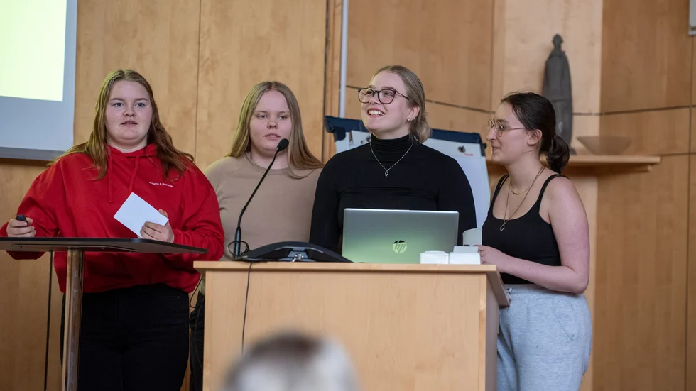 Alina Hjelm Sonestig, Lisa Förare, Felicia Svärd och Maja Lindgren arbetade i sex veckor på samhällskunskapen för att få fram ett underlag för bättre cykelvägar på landsbygden i Finspångs kommun. 
