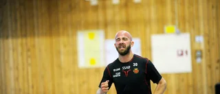 39-åringen tränar för att hålla hockeykarriären vid liv
