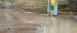 Vattenläcka stoppar trafiken
