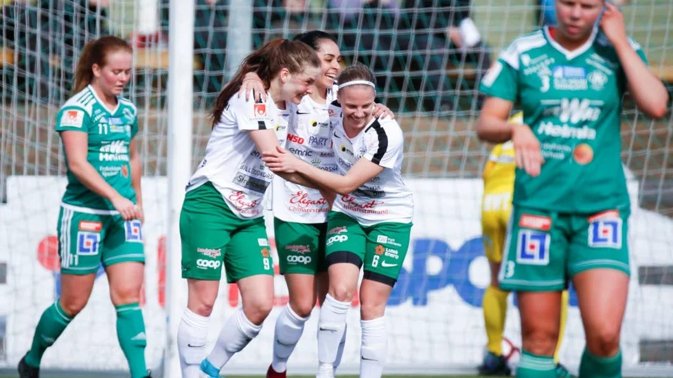 Sanna Ylianttila, till vänster, gratuleras efter ett av hennes mål. Totalt har hon gjort fem i årets elitetta.