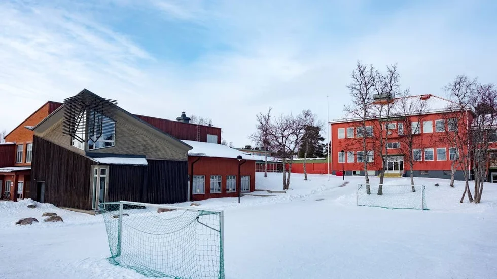 Skolinspektionen kritiserar kommunen och Tuolluvaara skola för att ha varit passiva sett till elevers behov av stöd och höga frånvaro.