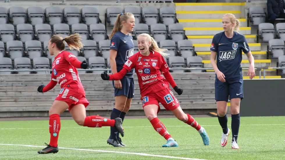 LFC-anfallaren Cornelia Kapocs gjorde ett mycket vackert ledningsmål i Eskilstuna, framspelad av Stina Lennartsson.