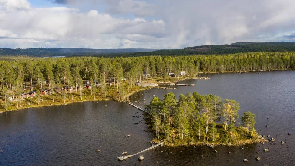Bröderna Johnny och Thomas Engman kommer att driva vidare vildmarkscampen vid Stora Stenträsket till dess att den är såld.