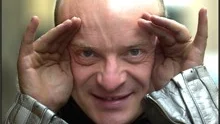 Jonas Gardell ser tillbaka på sitt liv som sjuåring och kompletterar med vuxenerfarenheter i sin nya show Livet. Nästa vecka gästar den Uppsala.