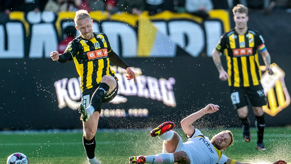 Sebastian Larsson och hans AIK föll platt i den allsvenska premiären mot Häcken, här Mikkel Rygaard Jensen (till vänster) och Samuel Gustafson.