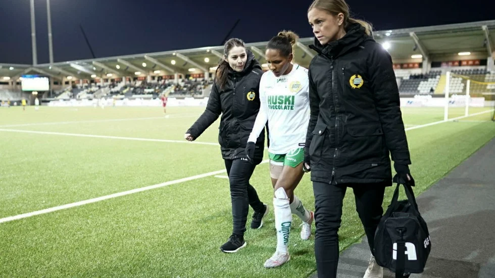 Hammarbys Madelen Janogy lämnar planen efter skada under fredagens match mot Häcken.