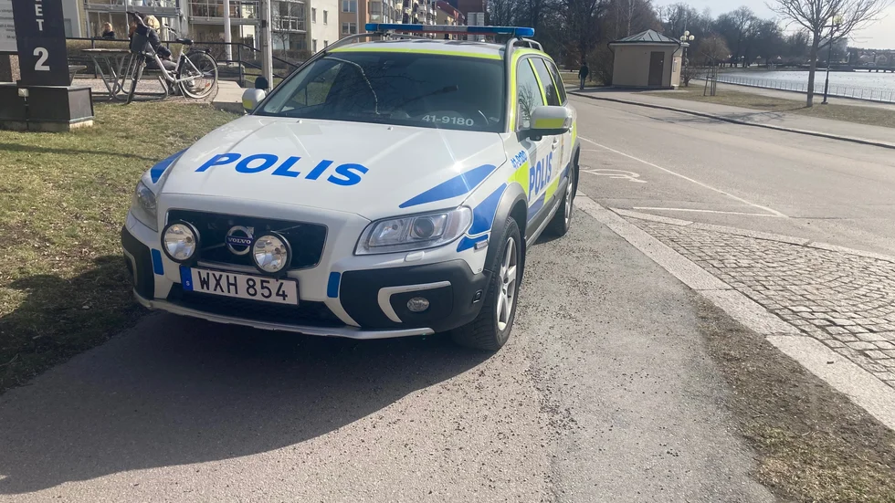 Flera polispatruller ryckte ut till Strandgatan i centrala Eskilstuna vid lunchtid på onsdagen.